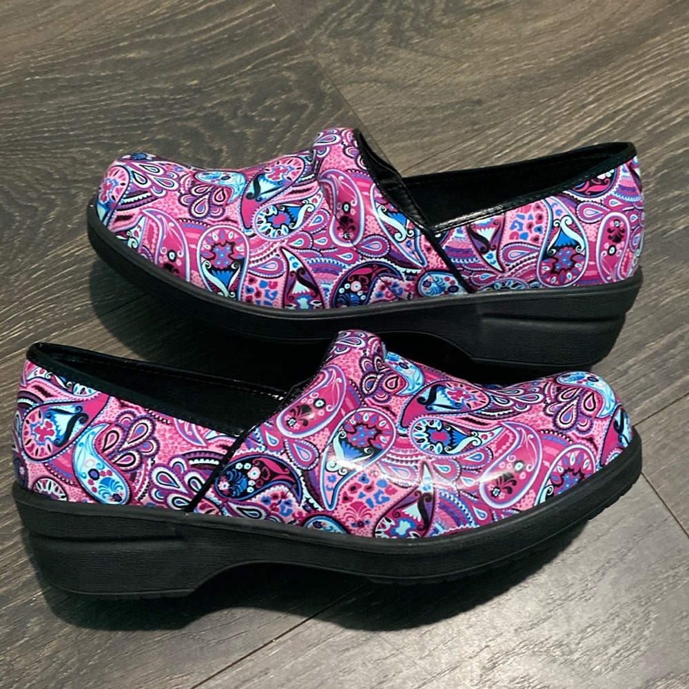 Ingaro “Brandy” Paisley print Nursing clogs size 10